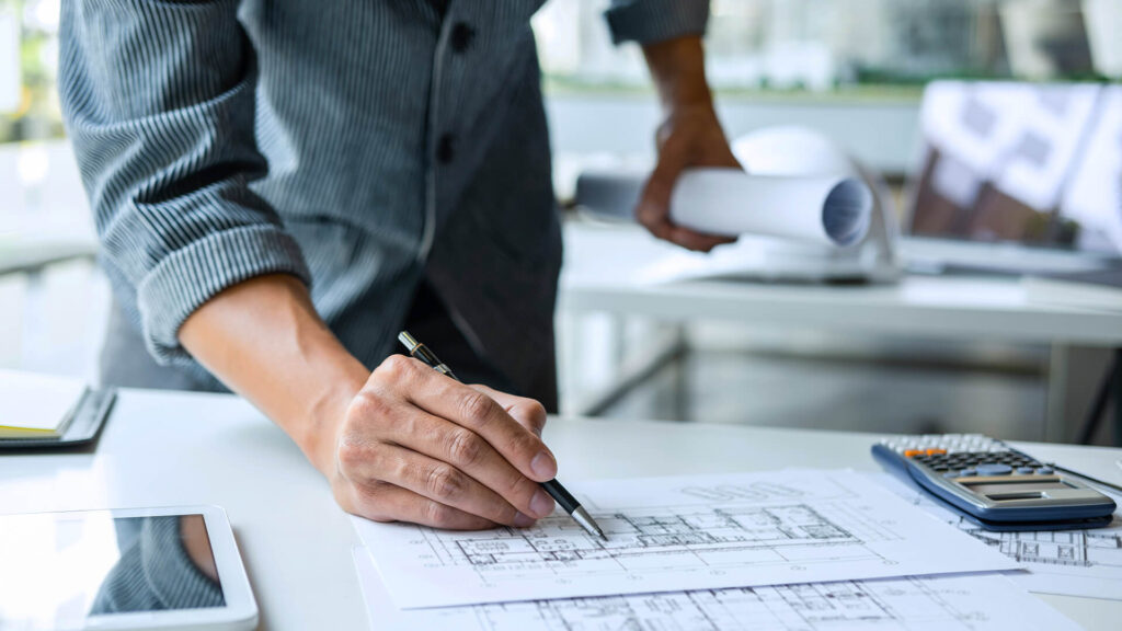 Persona haciendo Planos Trabajos profesionales en Arquitectura, Ingeniería y Edificación
